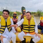 भारी बारिश के बीच ट्रैक्टर से पहुँचे हरिद्वार के लक्सर आपदा प्रभावित क्षेत्रों में पहुंचे सीएम धामी